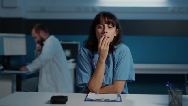 Punkt Asystenta Medycznego Rozmawiającego Zdalnym Lekarzem Podczas Internetowego Wideokonferencji Omawiającego — Wideo stockowe