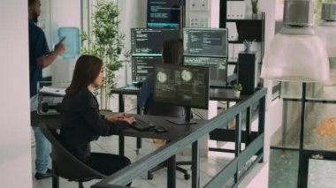 Çeşitli yapay zeka bulut programcıları güvenlik duvarı sunucusuna sızıyor. Yazılım html betiği üzerinde kritik hataya bakan web geliştiricileri, ajans ofisinde takım çalışması yapıyor.
