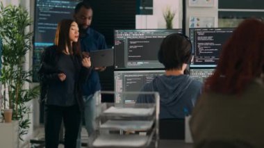 Çeşitli veri programcıları dizüstü bilgisayardaki kod programlarını analiz ediyor ve ajans ofisinde gözlemliyor. Sistem ağı algoritmalarına bakan takım çalışması yapan programcılar, kodlama betiği.