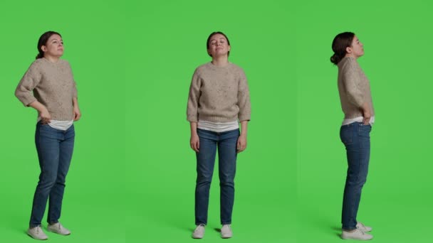 Kadın Model Yeşil Ekran Arka Planda Poz Veriyor Kameraya Bakıyor — Stok video