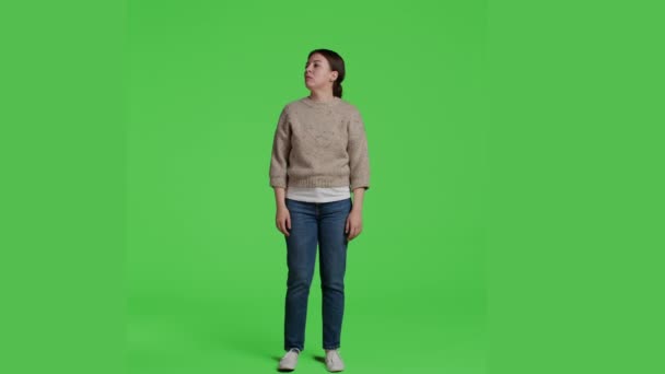 Främre Bild Kvinna Sitter Nyfiken Och Otålig Studio Poserar Greencreen — Stockvideo