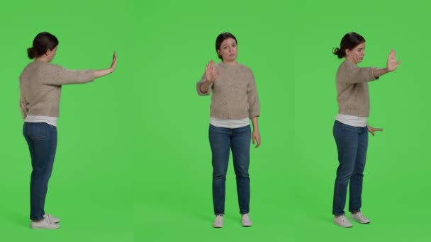 Modello Femminile Che Mostra Palmo Sfondo Verde Corpo Pieno Donna — Video Stock
