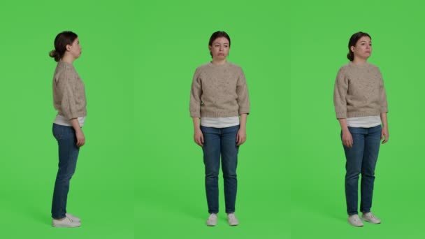 Hüzünlü Kadın Yeşil Perdeyle Arka Planda Dikiliyor Ifadelerin Cesaretini Kırıyor — Stok video