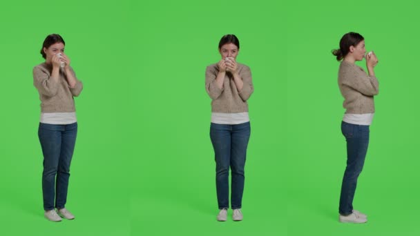 Kafkasyalı Bir Kız Tüm Yeşil Ekran Arka Planda Kahve Içerek — Stok video