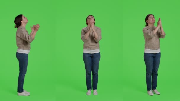 Genç Yetişkin Dua Eden Elleri Tüm Yeşil Perde Arka Planında — Stok video