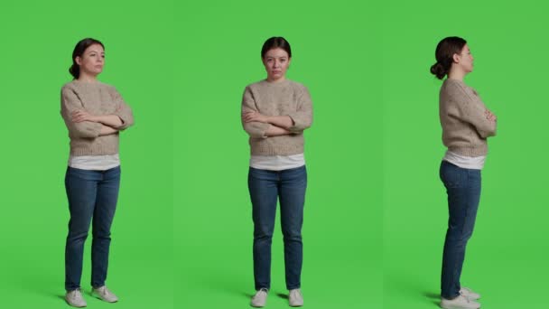 Beyaz Kadın Tüm Vücudunun Üzerinde Duruyor Yeşil Perde Arkaplanı Kameranın — Stok video