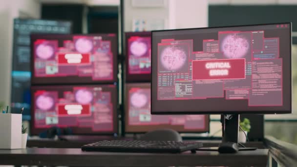 セキュリティ侵害に対処するソフトウェア開発者のチームは 複数のコンピュータ上でシステムをハッキングしました ハッキングエラーやサイバー犯罪の警告に遭遇するプログラマー 手持ち撮影 — ストック動画