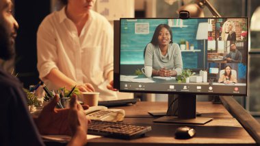 Çalışan bilgisayardaki görüntülü telekonferansı kullanıyor, iş arkadaşlarıyla uzaktan internet toplantısına katılıyor. Web kamerası bağlantısı ile video konferans görüşmesi, web brifingi.