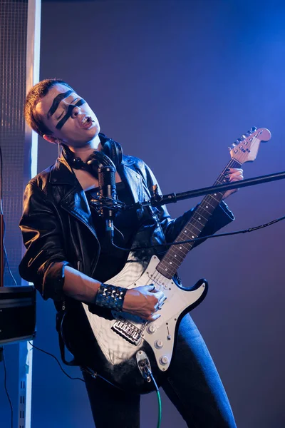 Estrella Del Rock Tocando Guitarra Vivo Sintiendo Música Heavy Metal — Foto de Stock