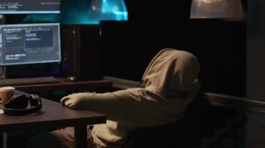 Yazılım uygulamasında gece geç saatlere kadar çalışan yorgun programcı ofiste uykulu hissediyor. Bitkin olmak ve uykuya dalmak, html web arayüzüne sunucu kodu yazmak.
