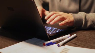 Erkek siber suçlu sunucu güvenliğini aşmak için şifreyi kırıyor, virüsü kullanarak büyük verileri çalıyor. Sistem veritabanında siber saldırı yapmak için şifreli bilgisayar korsanı. Kapat..