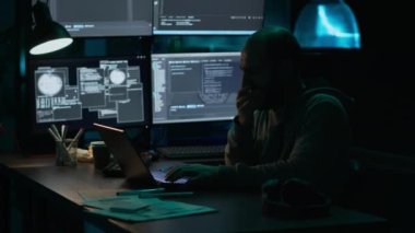 Web geliştiricisi gece geç saatlerde esniyor ve yorgun hissediyor, yapay zekayla bulut hesaplaması üzerinde çalışıyor. Kodlayıcı uykuya dalıyor ve işte yoruluyor, programlama kodu.