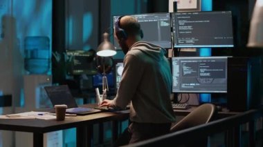 Dikkatsiz html kodlayıcı klavyeyle gitar çalıyor, eğleniyor ve işten sonra aptalca davranıyor. Bilgi işlem mühendisi enstrümanla oynaşıyor ve gece geç saatlere kadar ofiste çalışmaktan zevk alıyor, mutlu adam..