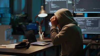 Uygulamada boyun tasması takan, iş geliştiren, geceleri omurilik hasarı çeken bir erkek çalışan. Terminal penceresinde tıbbi omurga destekli programlama web dili olan genç bir adam.