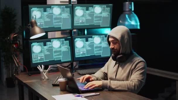 사이버 서버를 해킹하는 해커가 모니터의 데이터를 훔치고 있어요 오디오 헤드셋을 — 비디오