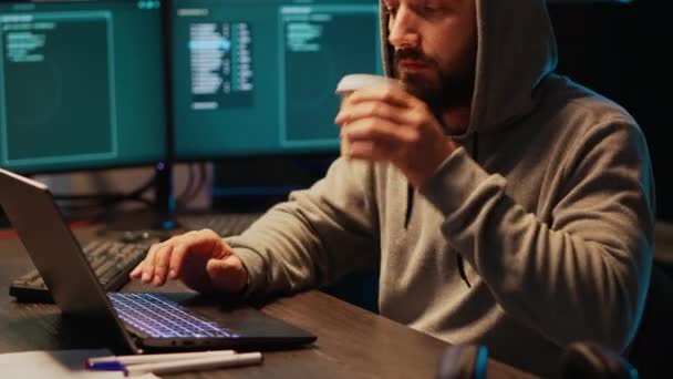 사이버 시스템을 해킹하고 모니터의 데이터를 훔치는 사기꾼 입니다 후드를 커피를 — 비디오