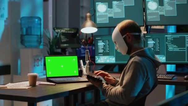 Імпортувальник Мережею Масок Зеленим Екраном Ноутбуці Системою Розриву Вночі Робота — стокове відео