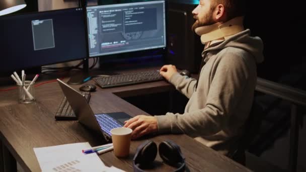 Νέος Προγραμματιστής Πληροφορικής Φορώντας Αυχενικό Κολάρο Στο Γραφείο Πληκτρολογώντας Κώδικα — Αρχείο Βίντεο