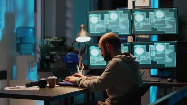 Programmierdieb Feiert Hackererfolg Spät Der Nacht Büro Und Arbeitet Mit — Stockvideo