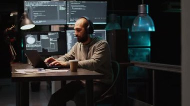 Veritabanı programcısı çoklu ekranlara html kodu yazıyor, geceleri bulut hesaplama algoritması gösteriyor. Yeni arayüz geliştirmek için kodlama dili ile çevrimiçi ağ programlanıyor. El kamerasıyla..