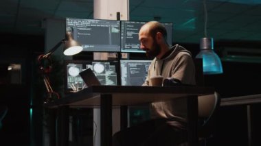 Yazılım geliştiricisi kodlama başarısını kutluyor ve dizüstü bilgisayarda programlama kodunu yazıyor, Html betiği üzerinde çalışıyor. Uçbirim pencereli uygulama geliştirme, başarı hakkında mutlu ve memnun hissediyorum.