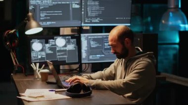BT mühendisi omurilik rahatsızlığı çekiyor ve sunucu programlama üzerinde çalışıyor, ofisinde oturuyor. Sırt ağrısı ve kodlama veritabanı sistemiyle uğraşan stresli erkek kodlayıcı. Üçayak atışı.