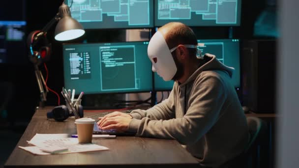 Ladrão Mascarado Hackear Sistema Computador Tarde Noite Trabalhando Laptop Vários — Vídeo de Stock