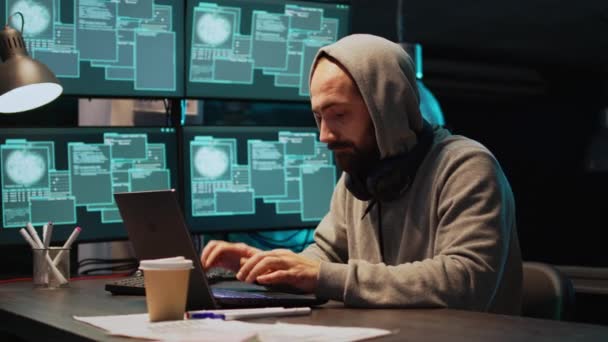 Man Hacka Tjuv Arbetar Med Säkerhetsbrott Skapa Angrepp Data Server — Stockvideo