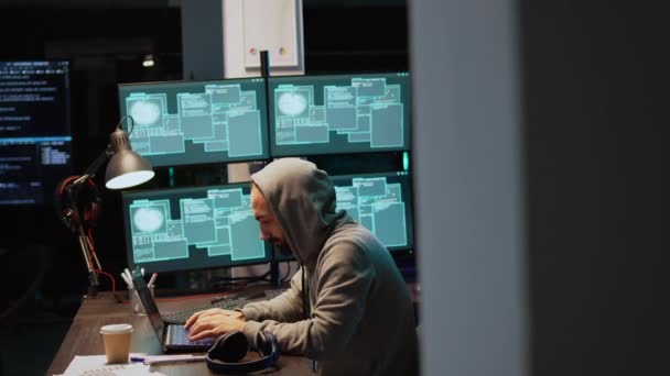 Nebezpečný Kodér Pracující Narušení Bezpečnosti Vytvářející Kybernetický Útok Datový Server — Stock video