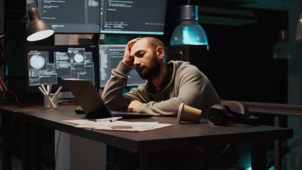 Engenheiro Cansado Dormindo Tentando Trabalhar Programação Adormecendo Trabalho Desenvolvimento Aplicativos — Vídeo de Stock