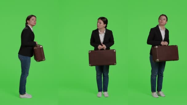 Irodai Alkalmazott Régi Bőröndöt Cipel Vállalati Öltönyt Visel Aktatáskát Vagy — Stock videók