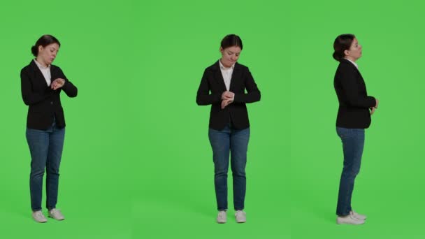 Kadını Yeşil Perde Arkaplanındaki Saati Kontrol Etmek Için Kol Saatine — Stok video