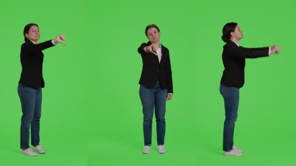 Karyawan Negatif Menunjukkan Tanda Jempol Bawah Studio Melakukan Simbol Ketidaksukaan — Stok Video
