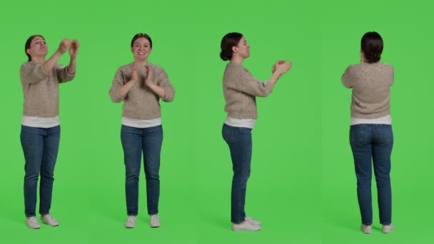 Neşeli Kadın Tebriklerini Sunuyor Stüdyoda Alkışlıyor Ayakta Alkışlıyor Alkışlıyor Genç — Stok video