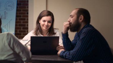 Proje yöneticisi iş görüşmesi portresi çalışanıyla konuşuyor, ağır çekimde. İş arkadaşları toplantı odasında beyin fırtınası yapıyor, ofis çalışanı kameraya bakıyor, yavaş çekim orta çekim. El kamerasıyla..