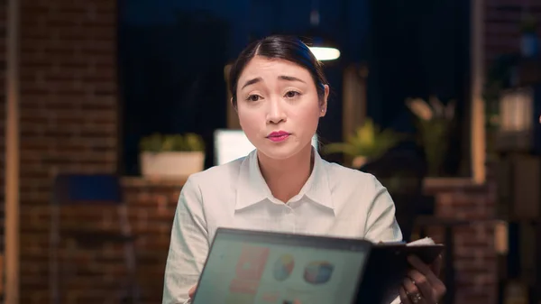 Aziatische Vrouw Gesprek Zakelijke Bijeenkomst Close Werknemer Spreken Bespreken Corporate — Stockfoto