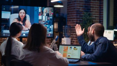 Uzaktan kumandalı ekiple video konferansında strateji planlayan çalışanlar telekonferansta beyin fırtınası yapan iş arkadaşları. Çevrimiçi iş görüşmelerinde meslektaşlarını dinleyen çeşitli ofis çalışanları. El kamerasıyla..