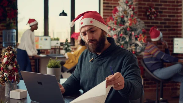 Homme Avec Chapeau Père Noël Utilisant Ordinateur Portable Dans Bureau — Photo