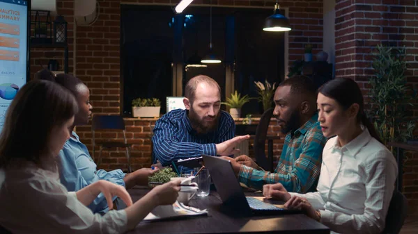 公司团队在商务会议上集思广益 讨论情况介绍 与同事进行多元化的沟通 员工在工作环境中规划晚上的销售策略 — 图库照片