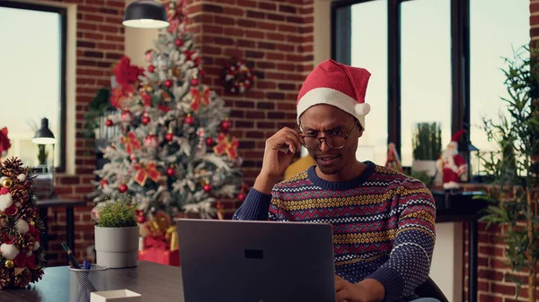 Homem Afro Americano Navegando Internet Laptop Vestindo Chapéu Papai Noel — Fotografia de Stock