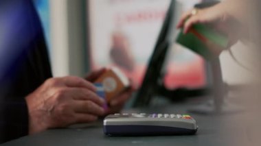 Üst düzey bir adam vitaminlerin parasını ödemek için kredi kartını kullanıyor. Eczane tezgahında ücretsiz ödeme yapıyor. Kutular dolusu ilaç ve hap alan, reçeteli ilaç tedavisi gören biri. Kapatın. Üçayak atışı.