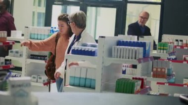 Eczanede bayılan, dengesini kaybeden, keyifsiz ve baygın hisseden genç bir müşteri. Eczacı ve müşteriler kadınlara baş dönmesi hissiyle yardım ediyorlar, eczanede düşüyorlar. Hollanda açısı.