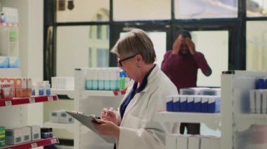 Eczanede baş ağrısı çeken Afrikalı Amerikalı bir müşteri. Ağrılı bir migrenle uğraşıyor. Eczanedeki tapınakları ovmak ve ilaç ürünleri istemek, kafa basıncı....