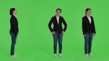 Neşeli ofis çalışanı takım elbise giyip mutlu, yeşil ekran üzerinde arkadaş canlısı ve şık davranıyor. Kadın çalışan şirket işinde, stüdyo arkaplanında pozitif düşünüyor.