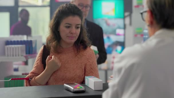 Giovane Cliente Che Paga Farmaci Con Smartwatch Nfc Utilizzando Pagamento — Video Stock