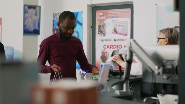 Erkek Müşteri Eczane Ürünlerini Tezgaha Koyup Ilaç Parasını Ödemeye Hazırlanıyor — Stok video