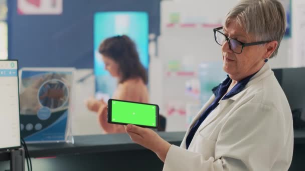 Φαρμακοποιός Δείχνει Smartphone Οθόνη Πρασίνου Κρατώντας Κενό Πρότυπο Copyspace Εργασία — Αρχείο Βίντεο