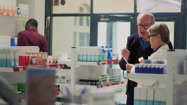 Yaşlı Bir Müşteri Ilaç Ürünleri Hakkında Uzmanla Konuşuyor Reçete Kağıdında — Stok video
