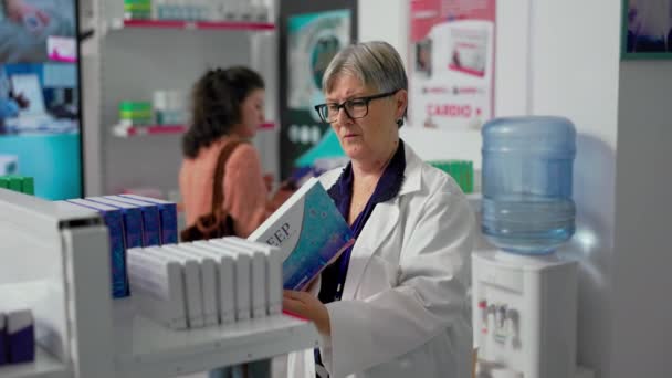 Oudere Vrouw Die Werkt Als Apotheker Regelt Medicijnen Schappen Van — Stockvideo