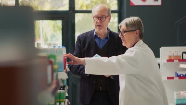 Senior Klient Liest Pharmazeutische Broschüre Kardiologische Pillen Finden Fragt Apotheker — Stockvideo